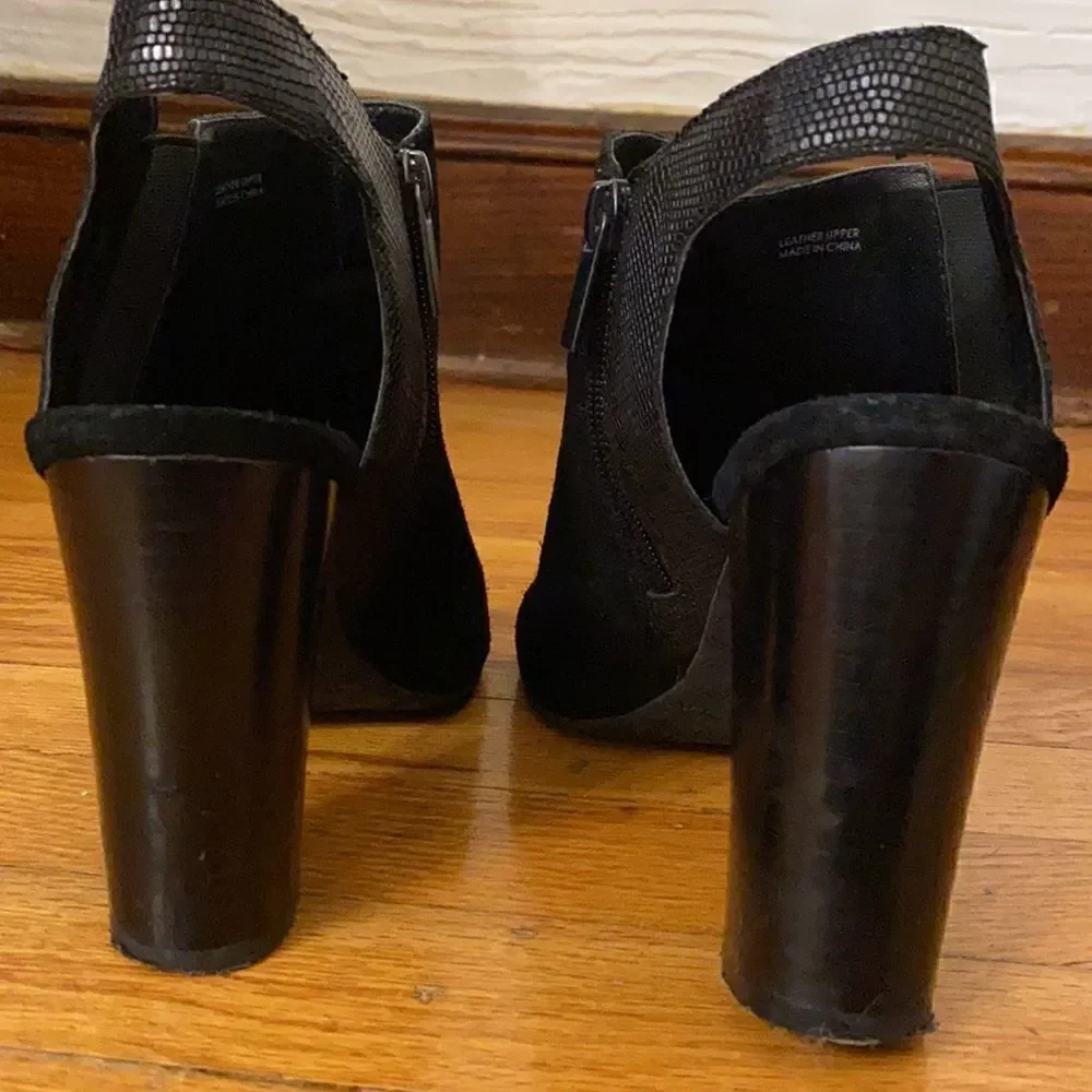 Tahari Mercy Black Suede Bootie Sz. 10‎